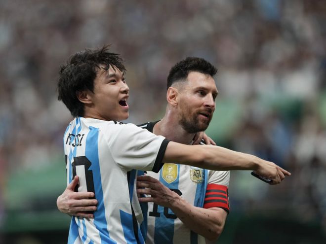  梅西迎来二十赛季高光表现，曼联球迷沸腾！