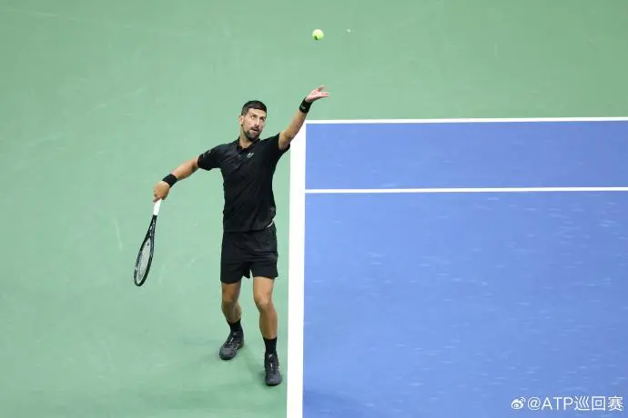 德约科维奇在掘金比赛中比分优势明显，挺进下一轮引发热议！(德约科维奇多少个大满贯了)