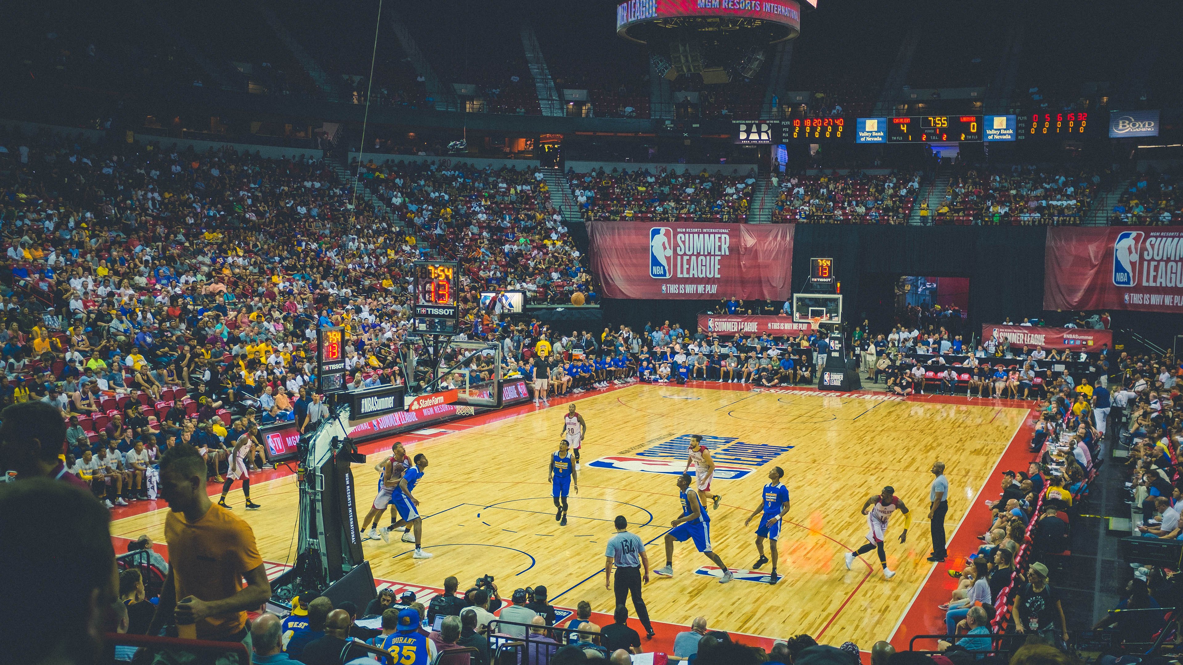 杜兰特重要时刻出色防守，快船带队取胜！赢得满堂喝彩