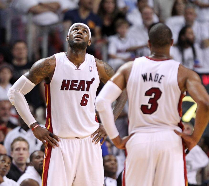 詹姆斯连续十二场比赛得分超过关键助攻，热火挑战极限！的简单介绍